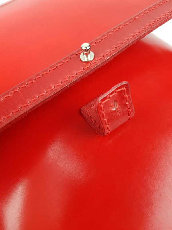 malá červená kabelka