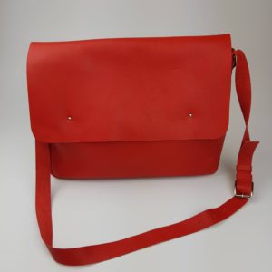 červená kožená kabelka